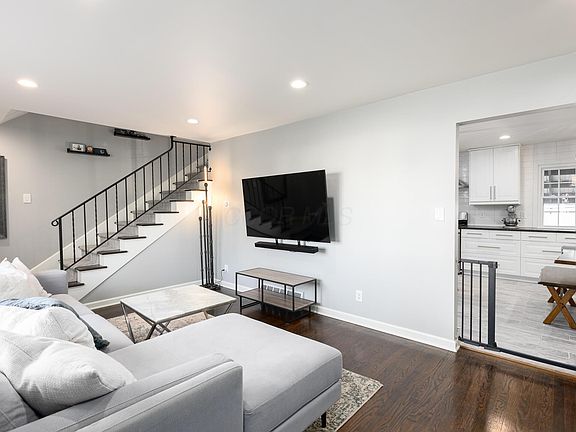 3rd image of 1296 Hollywood Pl