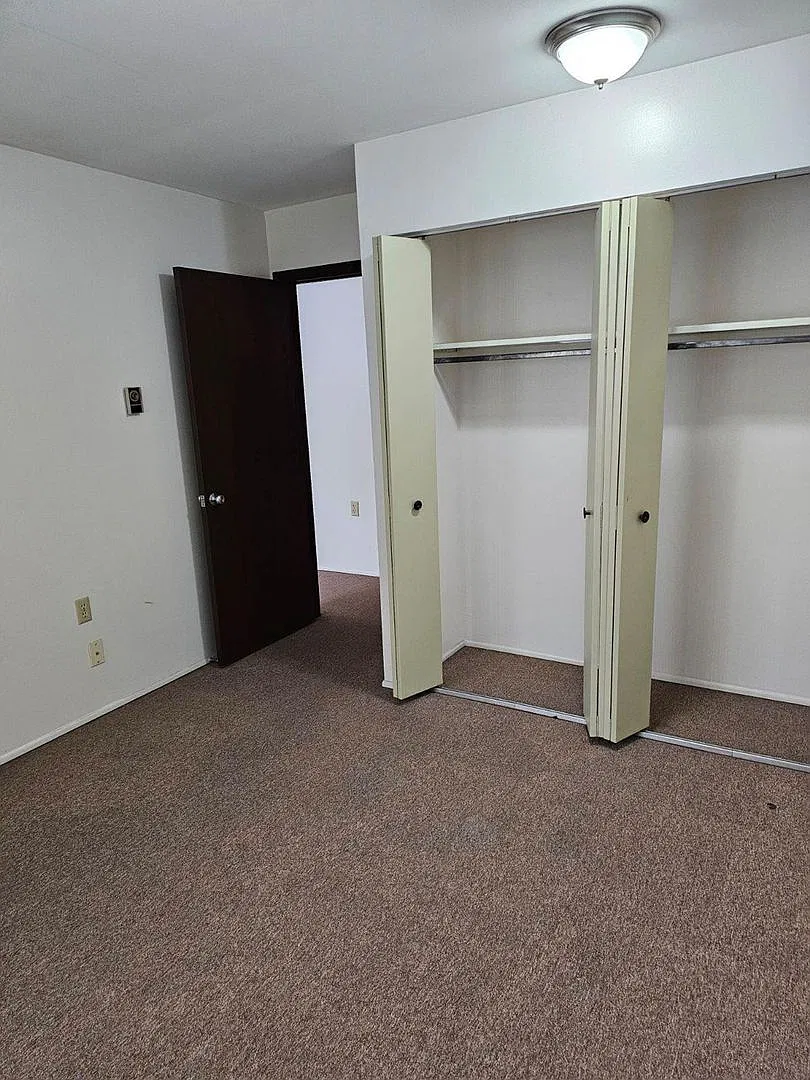 6934 Hillcrest Ave Apartments — Photo 2