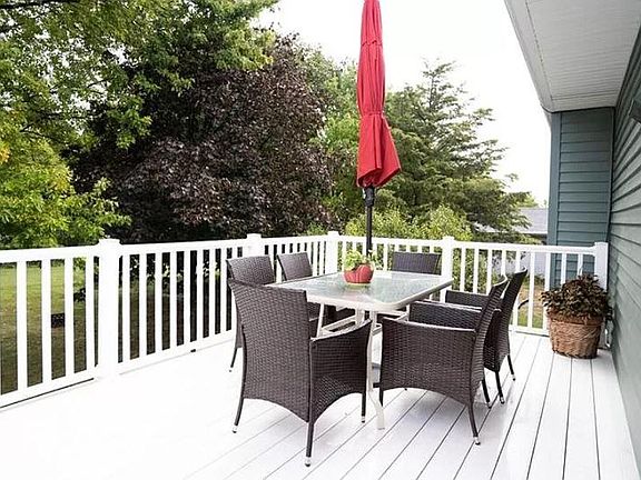 3rd image of 607 10th Ave NW