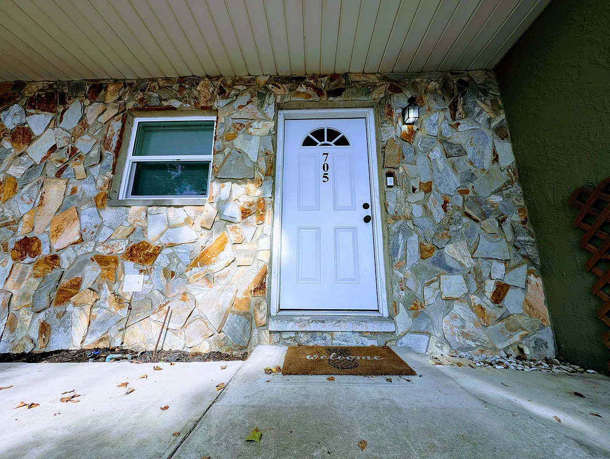 Building Photo - 705 N Himes Ave