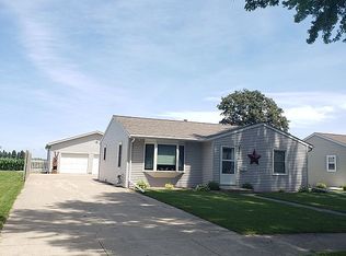 8 E Maple St, Springfield, MN 56087