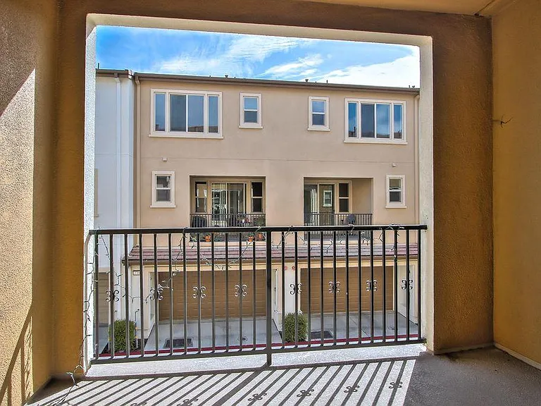 2703 Ferrara Cir — Photo 11