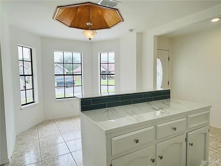 203 Encino Dr — Photo 3