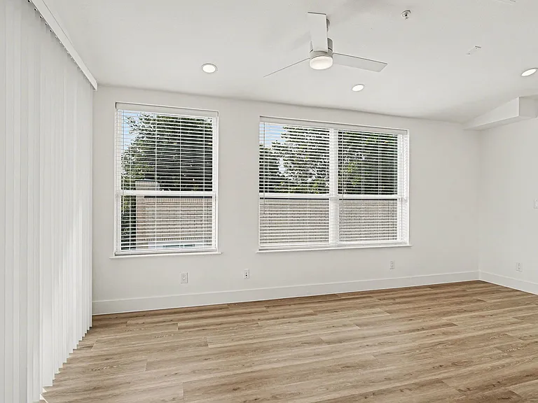 2217 N Fitzhugh Ave #301 — Photo 7