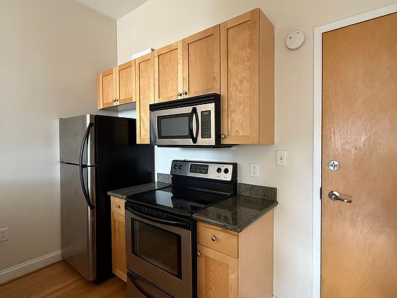3rd image of 1414 W Marshall St APT 304