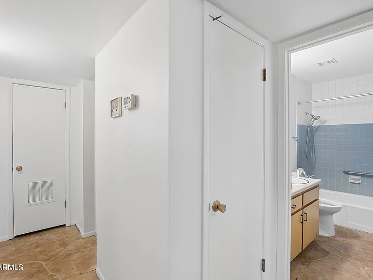 1014 E Balboa Cir — Photo 18