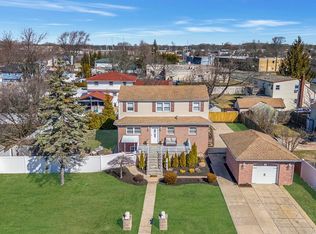 9 Paine St, Lindenhurst, NY 11757
