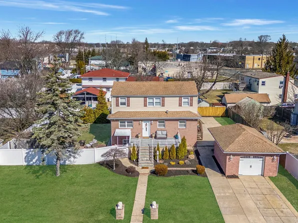 9 Paine Street, Lindenhurst, NY 11757