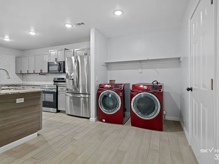 731 S Erika Ave — Photo 8