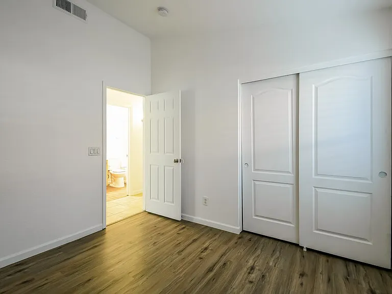 9528 W Clara Ln — Photo 12