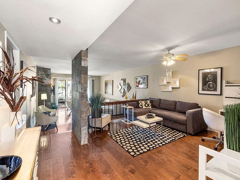69 Kingston Ct W — Photo 24