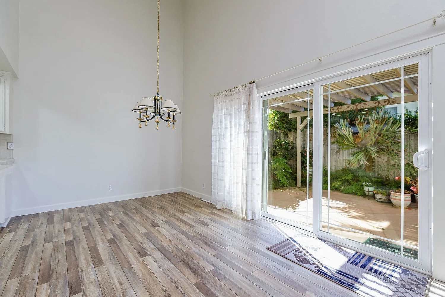 Bright and Open Floorplan! — Photo 4