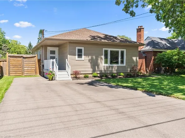 258 Sanatorium Rd, Hamilton, ON L9C 1Z9