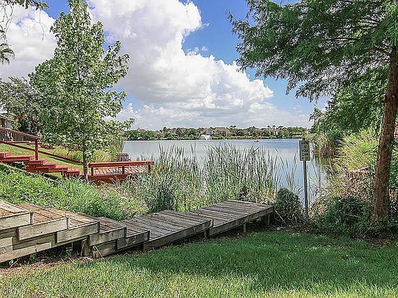 2nd image of 1527 Crescent Shores Ln
