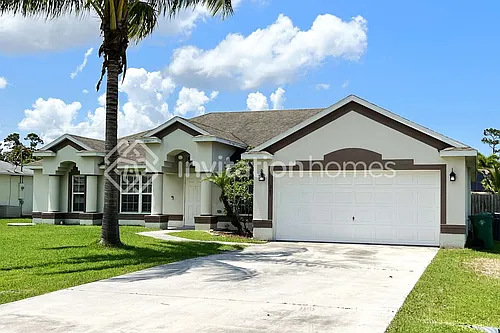 261 NE Granduer Ave Photo 1