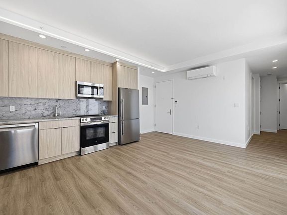 4th image of 100 Sullivan Pl #601