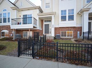 668 Grosvenor Ln, Aurora, IL 60504