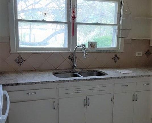 3rd image of 1028 W Yoakum Ave