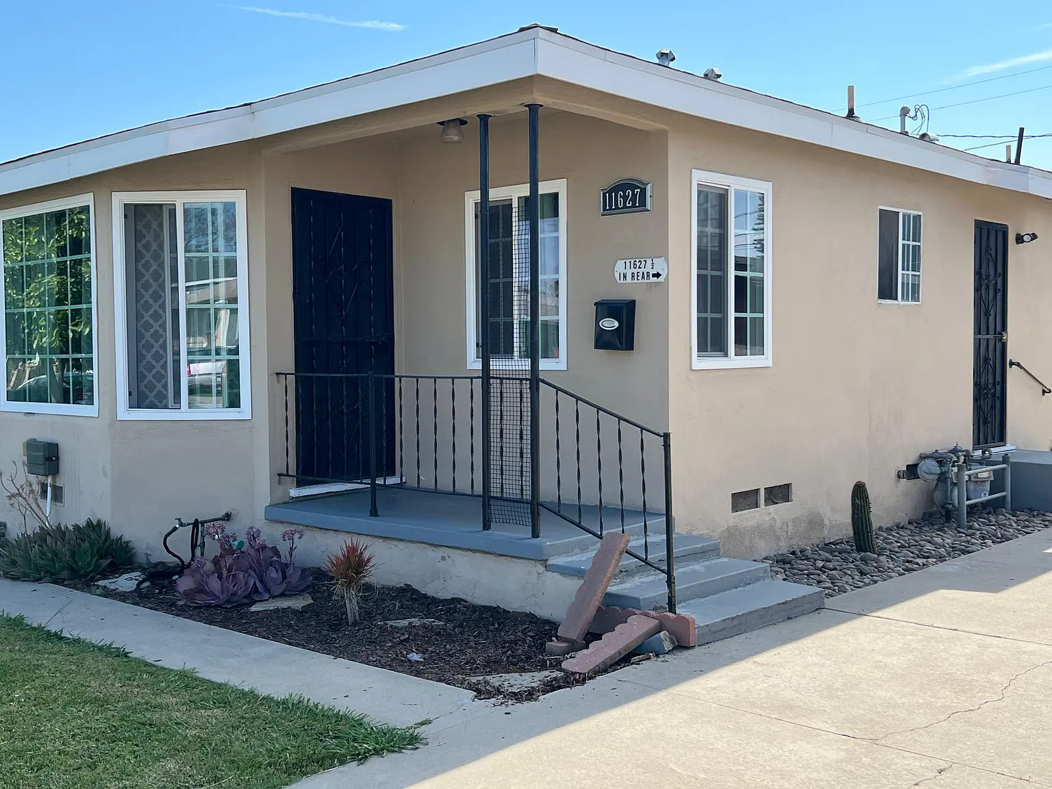 1 bed, 900 sqft, $2,100 — Photo 1