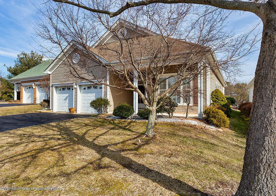 1st image of 4 Greenways Ln