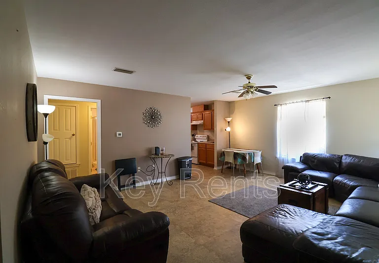 405 E Palmetto Ave — Photo 2
