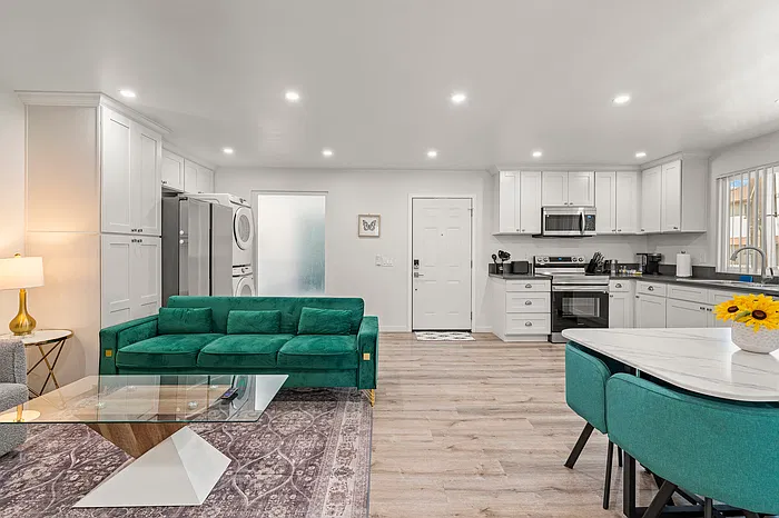 2 bed, 2.0 bath, 820 sqft, $3,500 — Photo 4