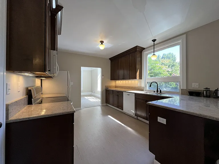 2850 NE Davis St — Photo 8