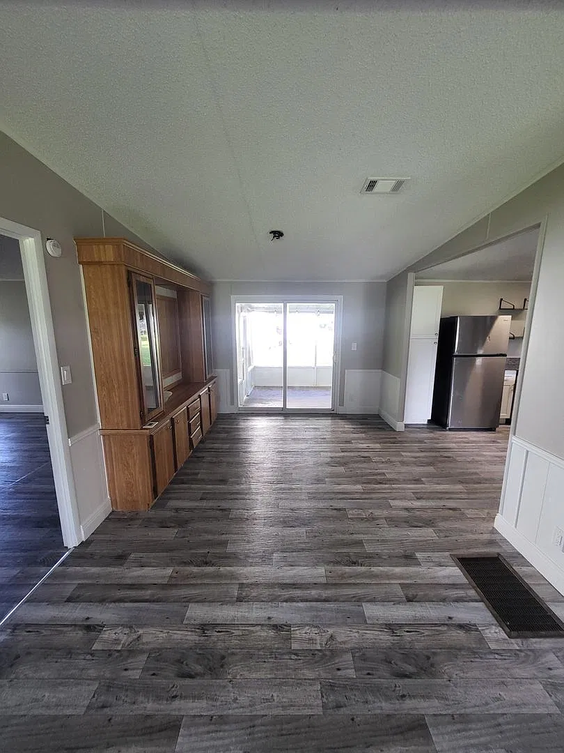 Remodeled 3 bed 2 bath 1,628 sq ft home with Granite Countertops — Photo 4