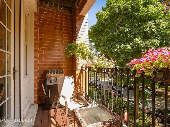 5th image of 710 W Aldine Ave #301