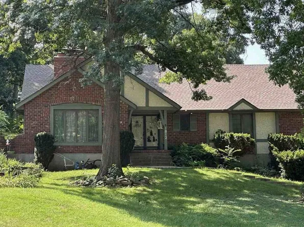 1812 SW Mic O Say Ct, Blue Springs, MO 64015