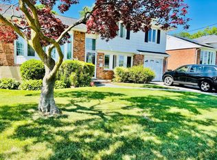 233 Center St, Williston Park, NY 11596