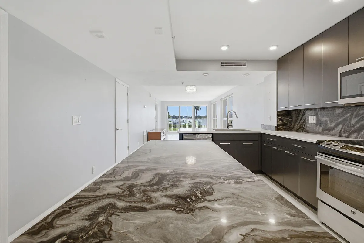 Building Photo - 3901 S Flagler Dr #203
