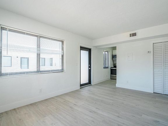 2nd image of 7925 Crespi Blvd Unit 1-7925R