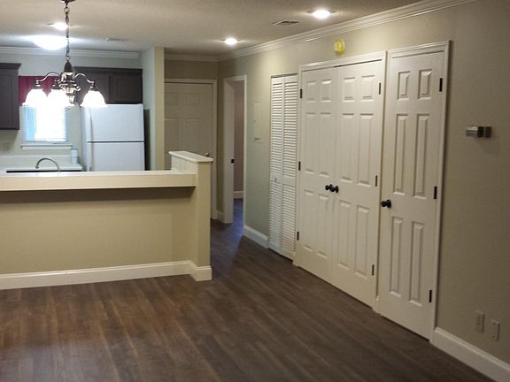 4th image of 1062 Latham Ct #202B