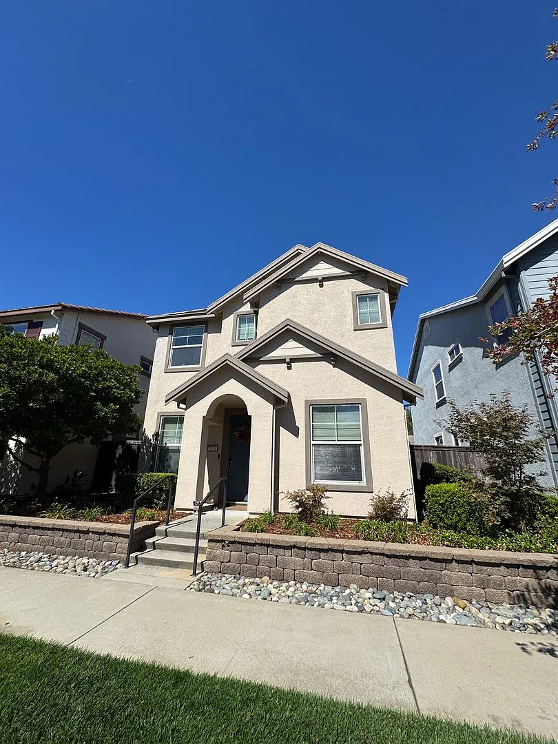 Nice 2 Story West Roseville Home! — Photo 2