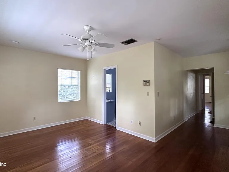 2836 Ionic Ave — Photo 10