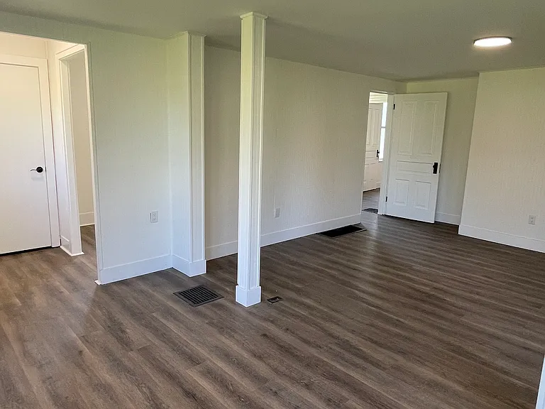 240 Robinson St — Photo 15