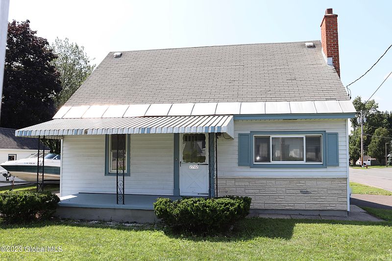 2nd image of 2742 Hamburg Street