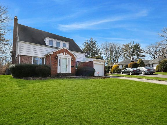3rd image of 105 Circle Dr
