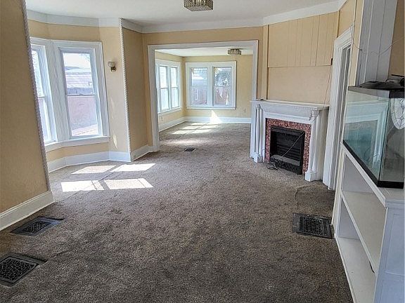 2nd image of 411 Douglas St