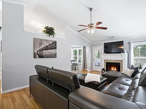 4th image of 2036 Peach Shoals Cir