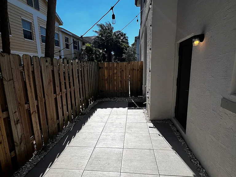 542 SW 19th Ter #542 — Photo 18