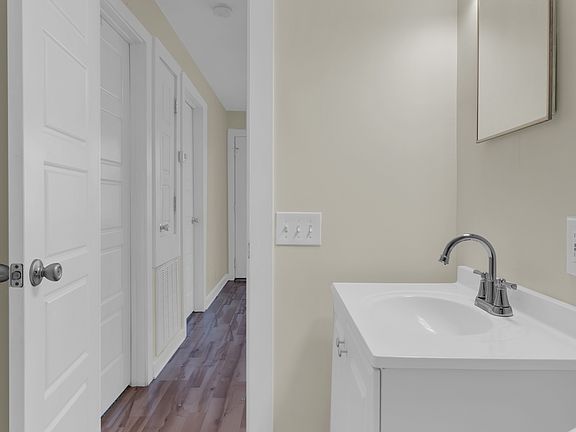 4th image of 528 N 2nd St APT 3