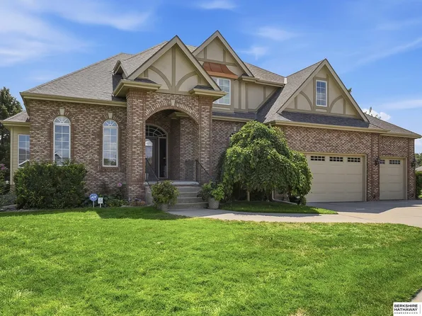 4803 Lakeside Cir, Papillion, NE 68133