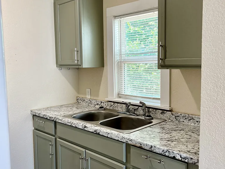 1036 N Madison Ave — Photo 14