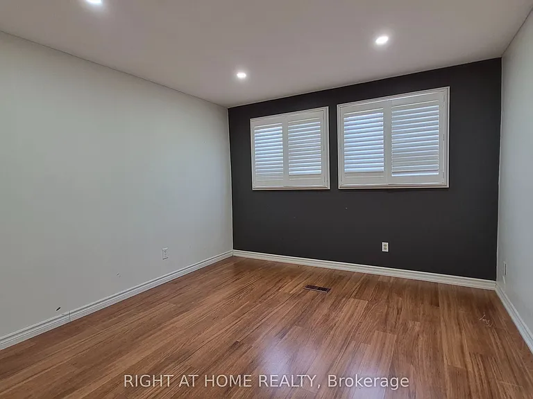 552 Grandview St S — Photo 23