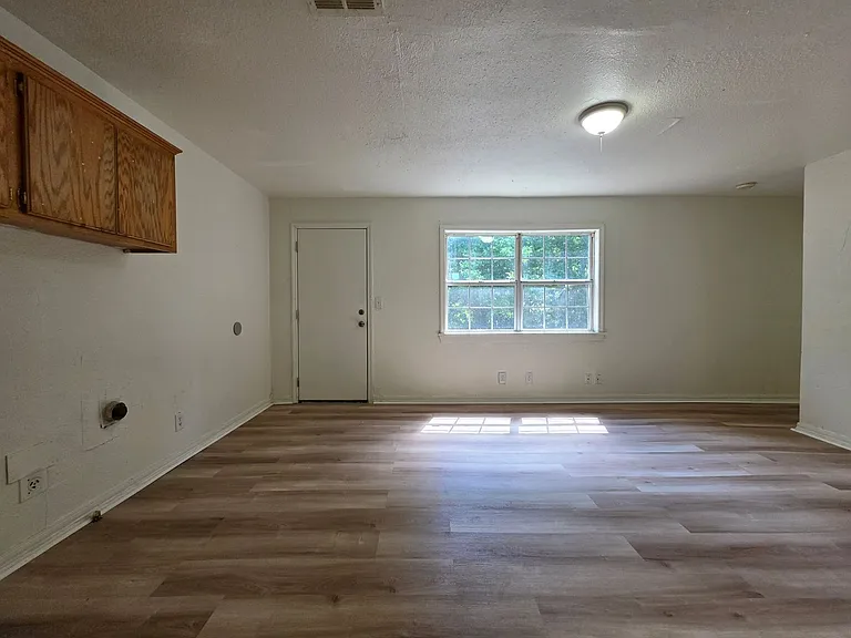 302 E Anna St — Photo 9