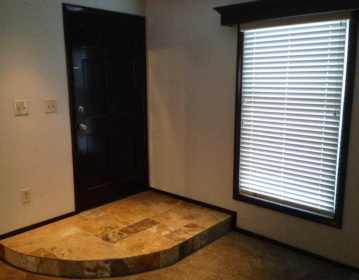 Entry - 224 N Live Oak Ln