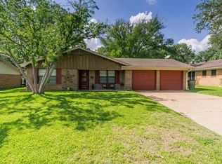1400 Skrivanek Dr, Bryan, TX 77802