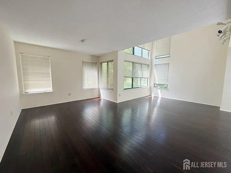 83 Sayre Dr — Photo 2